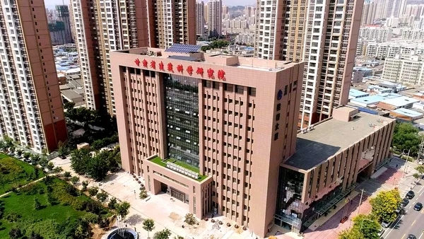 甘肅省建筑科學(xué)研究院（集團(tuán)）有限公司，成立于1973年，是甘肅省領(lǐng)先從事建筑科學(xué)研究和科技研發(fā)的綜合性咨詢(xún)與技術(shù)服務(wù)機(jī)構(gòu)，是國(guó)家高新技術(shù)企業(yè)、全國(guó)用戶(hù)滿(mǎn)意標(biāo)桿企業(yè)、甘肅省科技創(chuàng)新型企業(yè)。