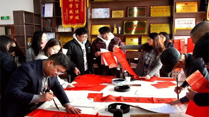 “筆墨傳情迎蛇年，春聯(lián)送福暖人心”——甘肅建科院工會開展春節(jié)送福送春聯(lián)活動