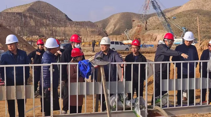 聚焦綠色創(chuàng)新實踐 開拓產(chǎn)業(yè)產(chǎn)品板塊——甘肅建科院領(lǐng)導(dǎo)調(diào)研指導(dǎo)“工業(yè)固廢膠凝材料黃土地基處理”工程應(yīng)用現(xiàn)場