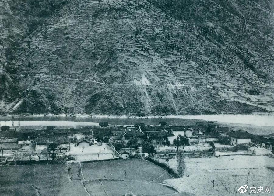 　　1935年5月25日，紅一方面軍到達大渡河南岸的安順場。紅軍17名勇士靠一葉孤舟強渡大渡河，為沿大渡河左岸北上的部隊打開了一條通道。圖為安順場一角。