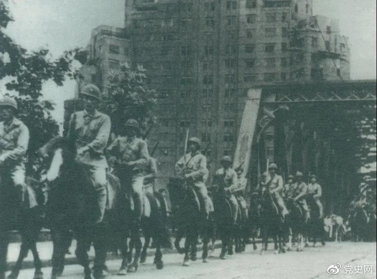 　　1949年5月，人民解放軍殲滅退守上海的敵軍15萬人，解放了這個中國最大的城市。圖為解放軍進(jìn)駐上海。