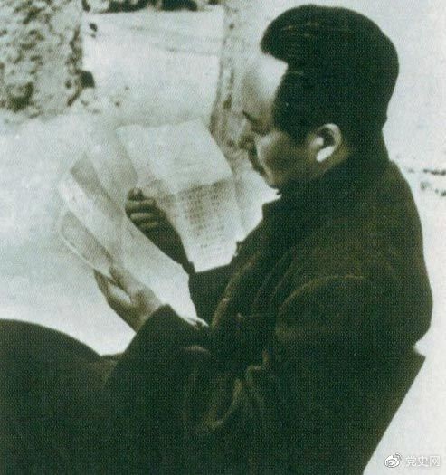 　　1946年6月，國民黨撕毀停戰(zhàn)協(xié)定和政協(xié)決議，挑起全面內(nèi)戰(zhàn)。這是毛澤東在延安審閱有關(guān)自衛(wèi)反擊的電報(bào)。