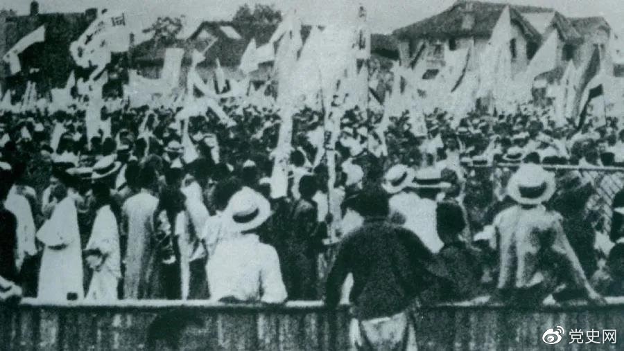 1925年5月30日，上海爆發(fā)了反帝愛國的五卅運(yùn)動(dòng)，掀起了全國范圍大革命高潮。