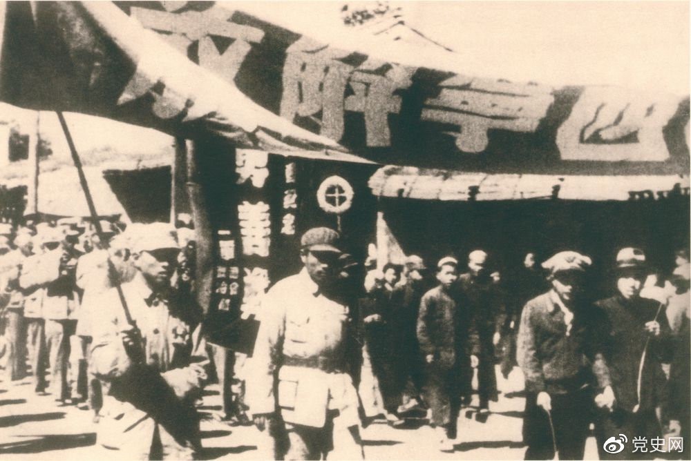 1949年9月，青海西寧解放。圖為人民解放軍列隊進入西寧城區(qū)。