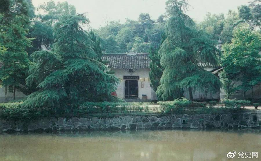 圖為任弼時故居。1904年4月30日，任弼時出生在湖南省湘陰縣熟塘鄉(xiāng)唐家橋（今屬汨羅市）。