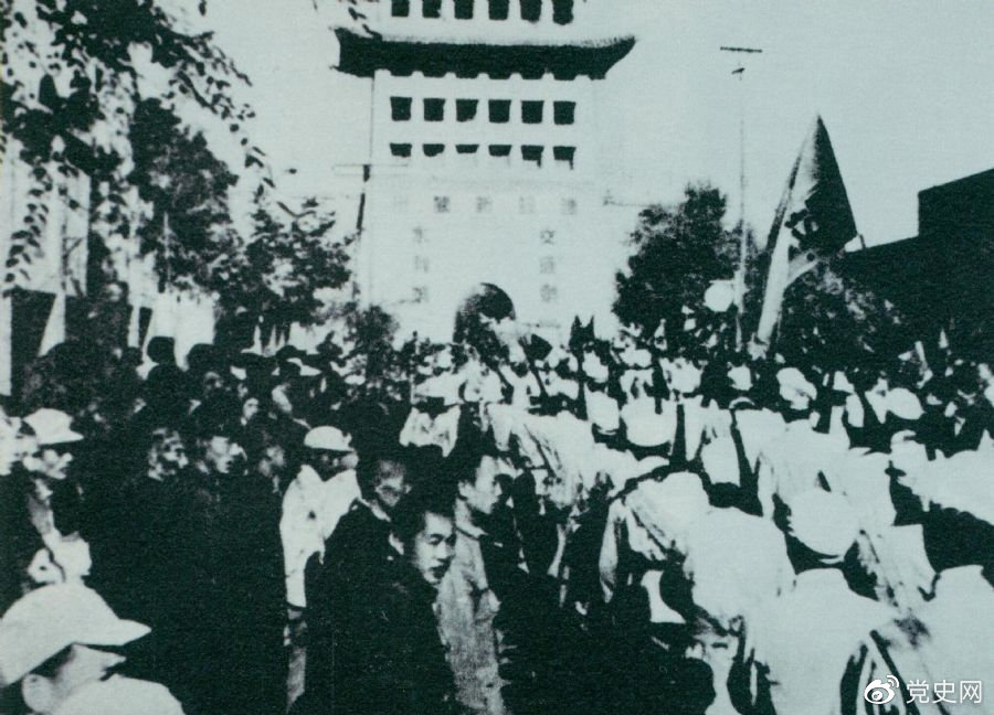 1949年8月，蘭州解放。圖為第一野戰(zhàn)軍開(kāi)進(jìn)蘭州市區(qū)。