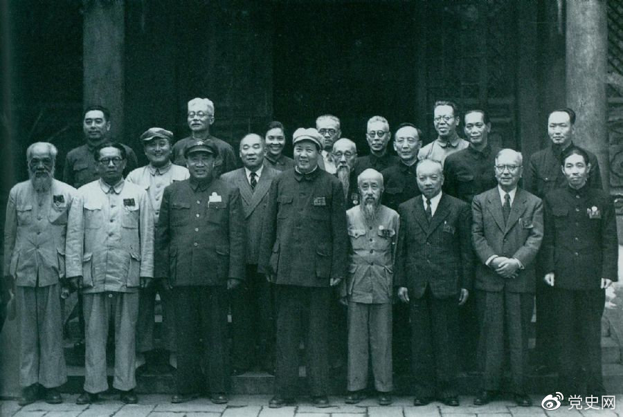 1949年7月5日，新政治協(xié)商會(huì)議籌備會(huì)常務(wù)委員合影。