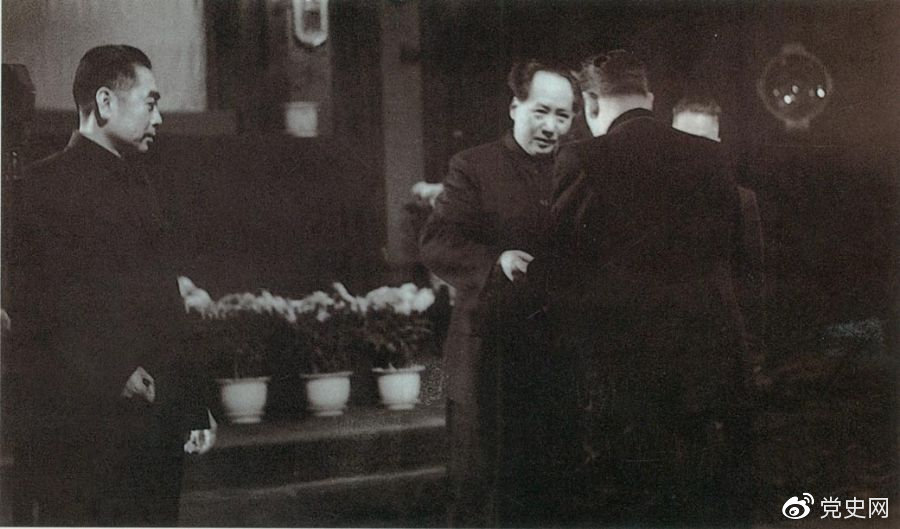 1949年10月2日，蘇聯(lián)政府首先承認(rèn)中華人民共和國。10月3日，中蘇正式建交。圖為蘇聯(lián)第一任駐中國大使向毛澤東主席呈遞國書。