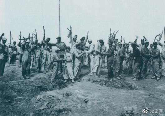 1953年7月28日，朝鮮人民軍來到志愿軍陣地上，互相祝賀、共同歡呼抗美斗爭(zhēng)的偉大勝利。