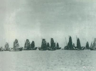 1950年4月16日，人民解放軍發(fā)起大規(guī)模渡海戰(zhàn)役，強(qiáng)渡瓊州海峽。5月1日，海南全島解放。